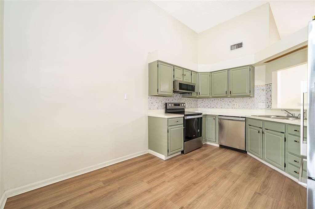 Active With Contract: $2,500 (3 beds, 2 baths, 1460 Square Feet)