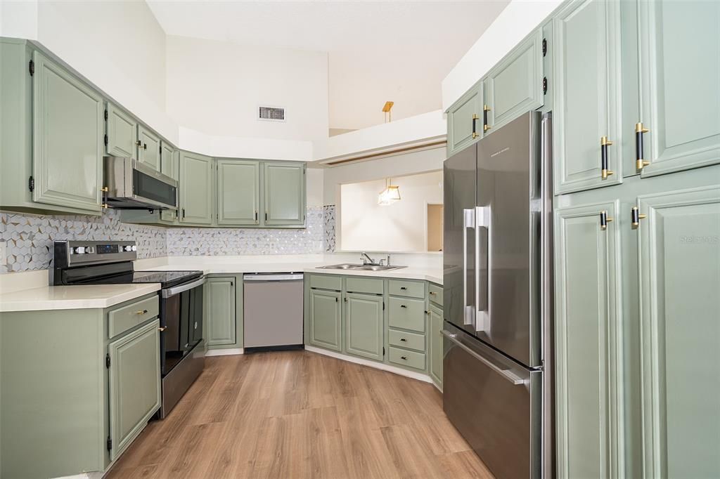 Active With Contract: $2,500 (3 beds, 2 baths, 1460 Square Feet)