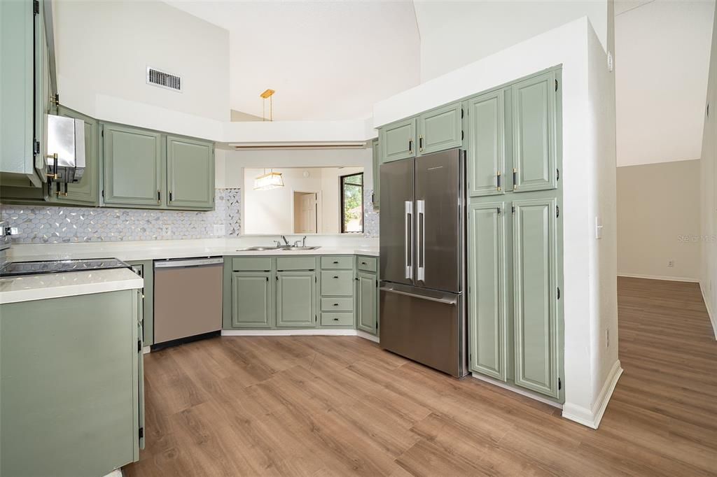Active With Contract: $2,500 (3 beds, 2 baths, 1460 Square Feet)