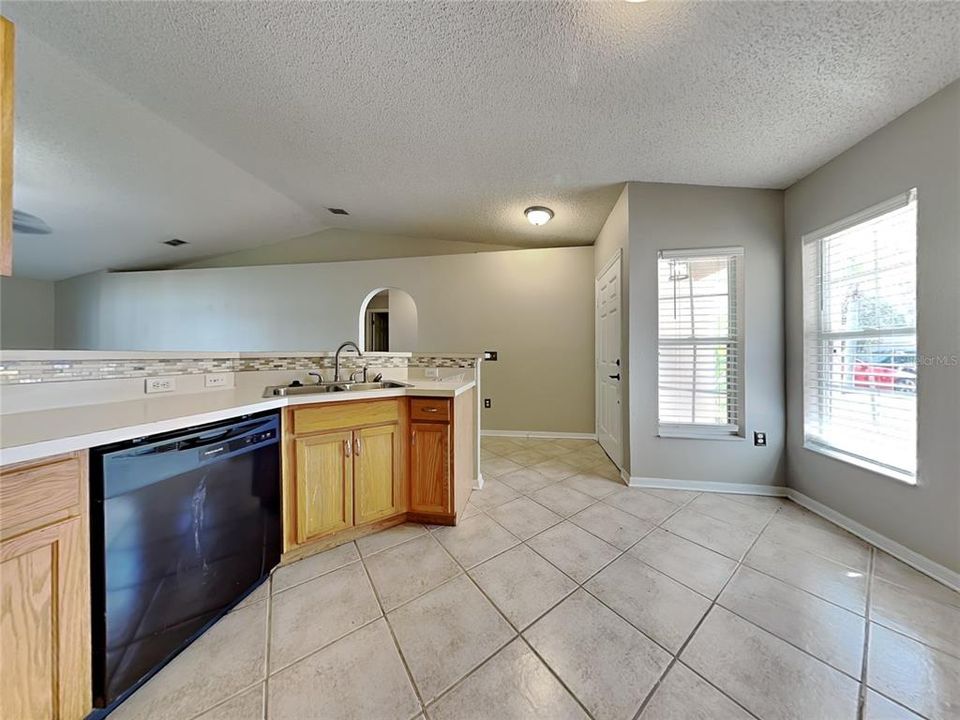 For Rent: $1,899 (4 beds, 2 baths, 1424 Square Feet)