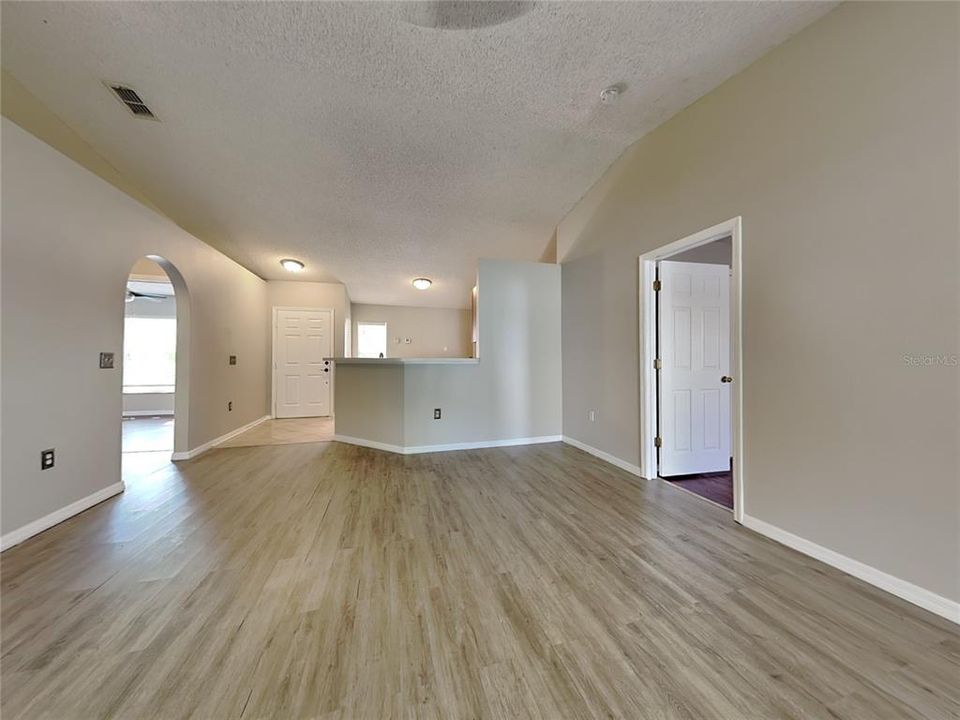 For Rent: $1,899 (4 beds, 2 baths, 1424 Square Feet)