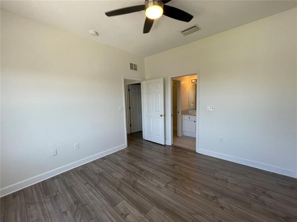 Activo con contrato: $2,095 (2 camas, 2 baños, 1248 Pies cuadrados)