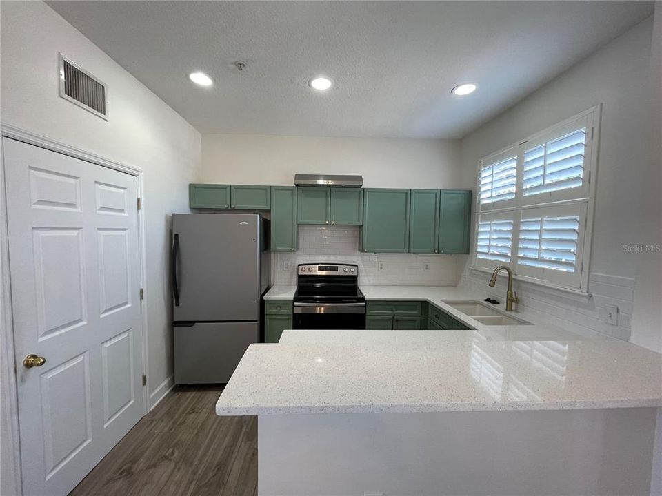 Activo con contrato: $2,095 (2 camas, 2 baños, 1248 Pies cuadrados)