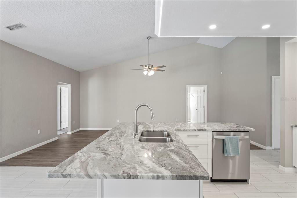 待售: $420,000 (3 贝兹, 2 浴室, 2226 平方英尺)