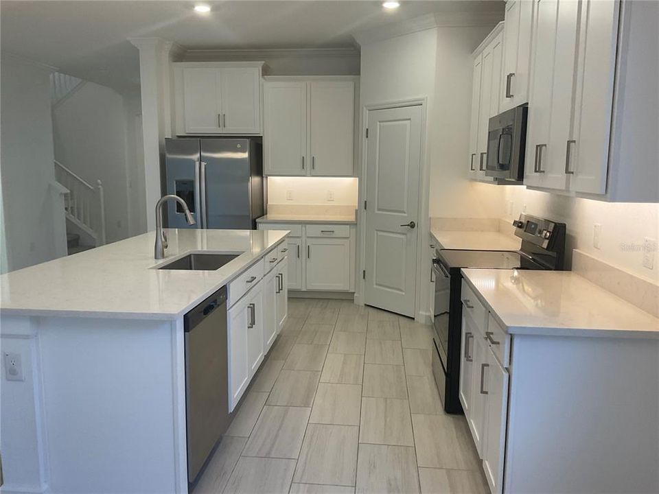 Под контрактом: $2,945 (4 спален, 3 ванн, 2367 Квадратных фут)