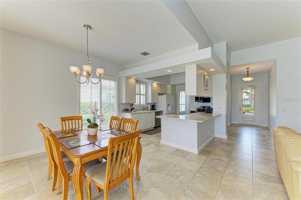 Activo con contrato: $599,900 (3 camas, 3 baños, 2008 Pies cuadrados)