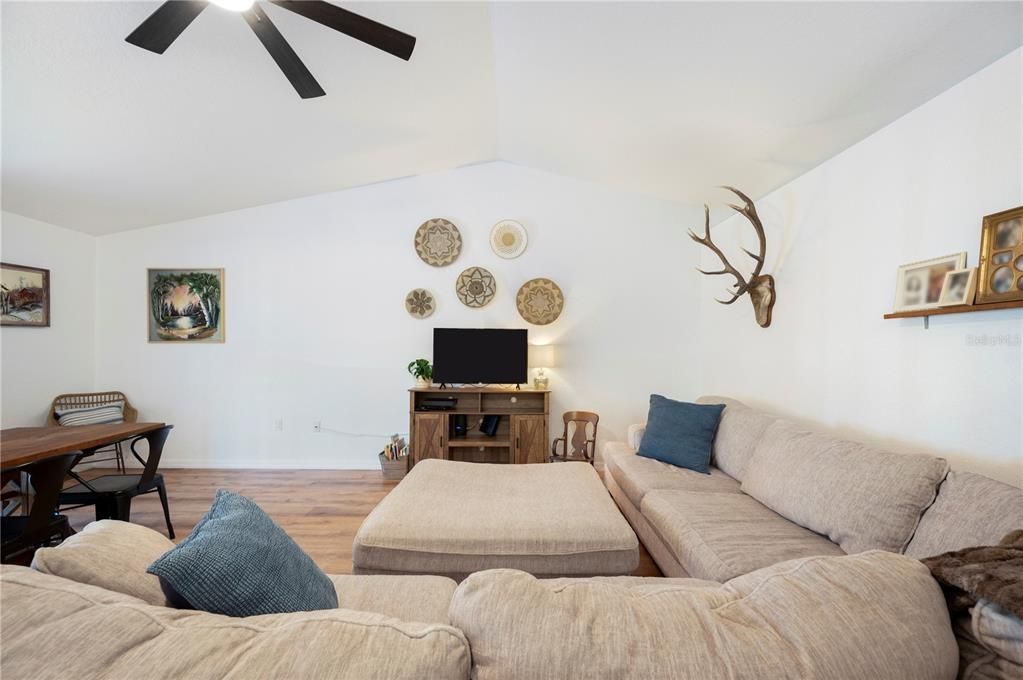 合同活跃: $325,000 (3 贝兹, 2 浴室, 1492 平方英尺)