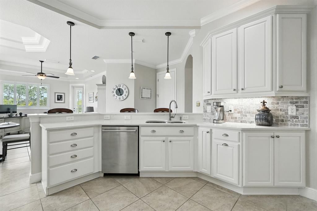 Под контрактом: $550,000 (3 спален, 2 ванн, 2501 Квадратных фут)