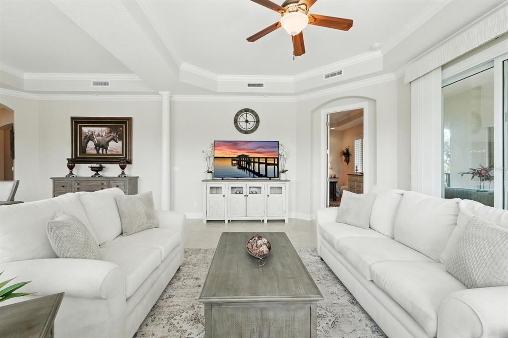 Под контрактом: $550,000 (3 спален, 2 ванн, 2501 Квадратных фут)