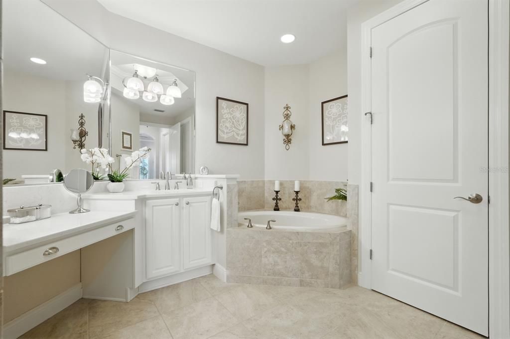 Под контрактом: $550,000 (3 спален, 2 ванн, 2501 Квадратных фут)