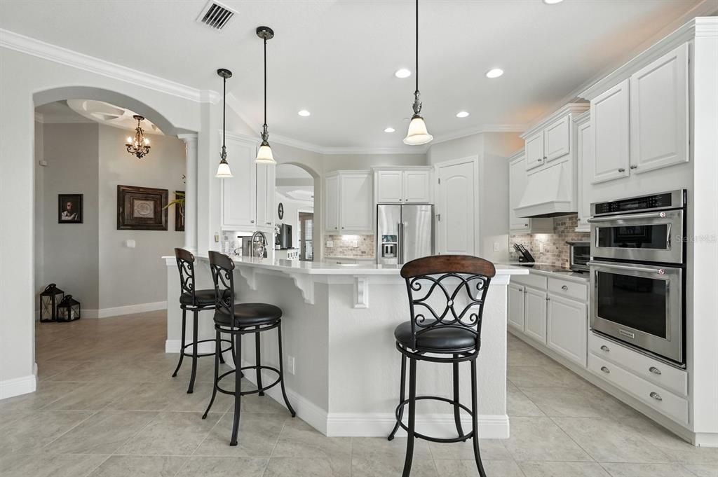 Под контрактом: $550,000 (3 спален, 2 ванн, 2501 Квадратных фут)