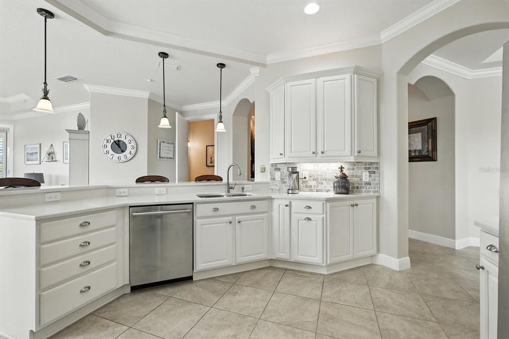 Под контрактом: $550,000 (3 спален, 2 ванн, 2501 Квадратных фут)