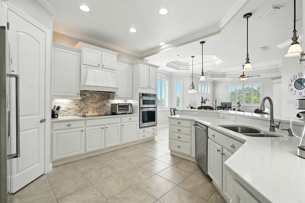 Под контрактом: $550,000 (3 спален, 2 ванн, 2501 Квадратных фут)