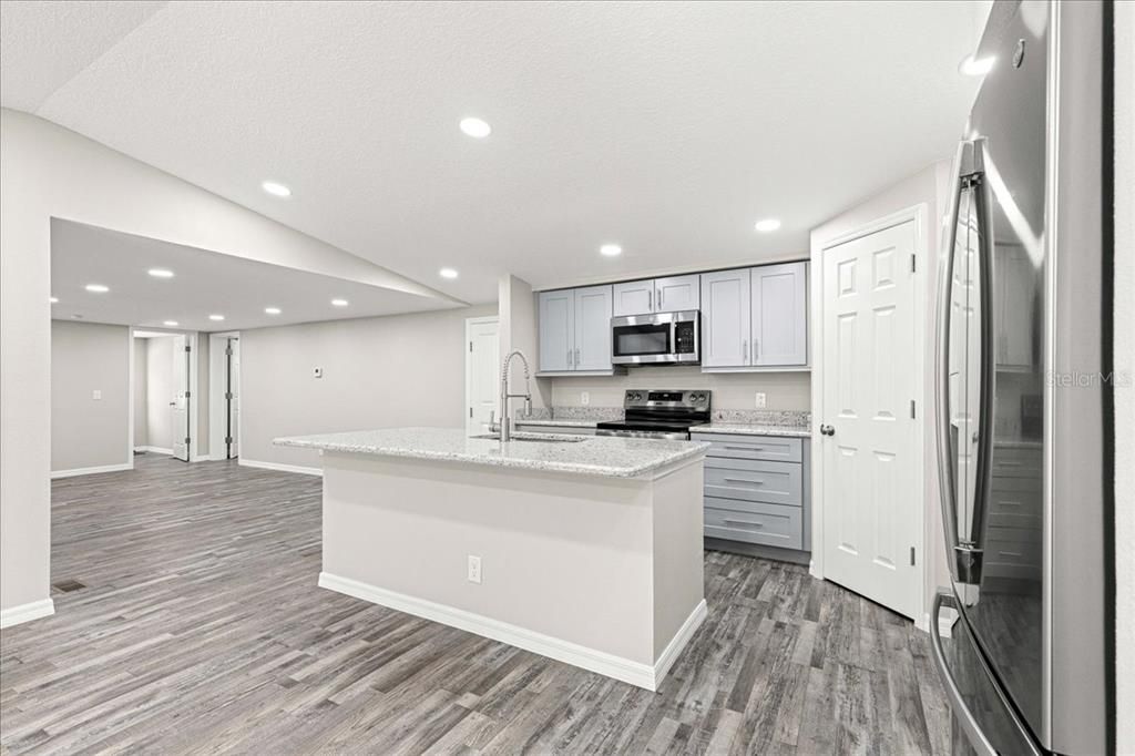 待售: $535,000 (6 贝兹, 4 浴室, 2328 平方英尺)