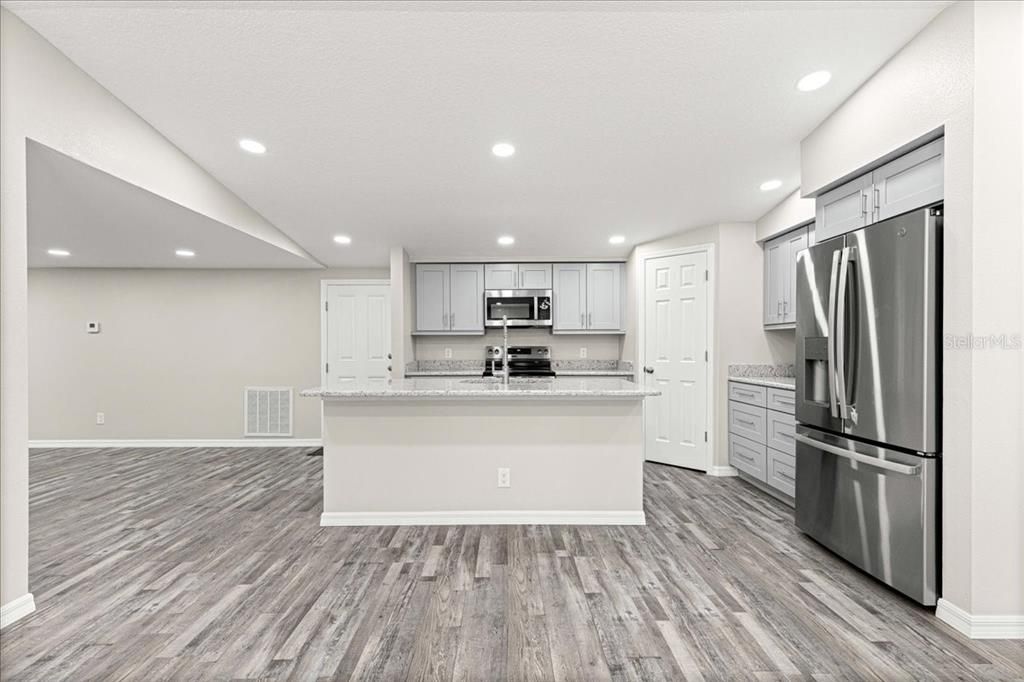 待售: $535,000 (6 贝兹, 4 浴室, 2328 平方英尺)