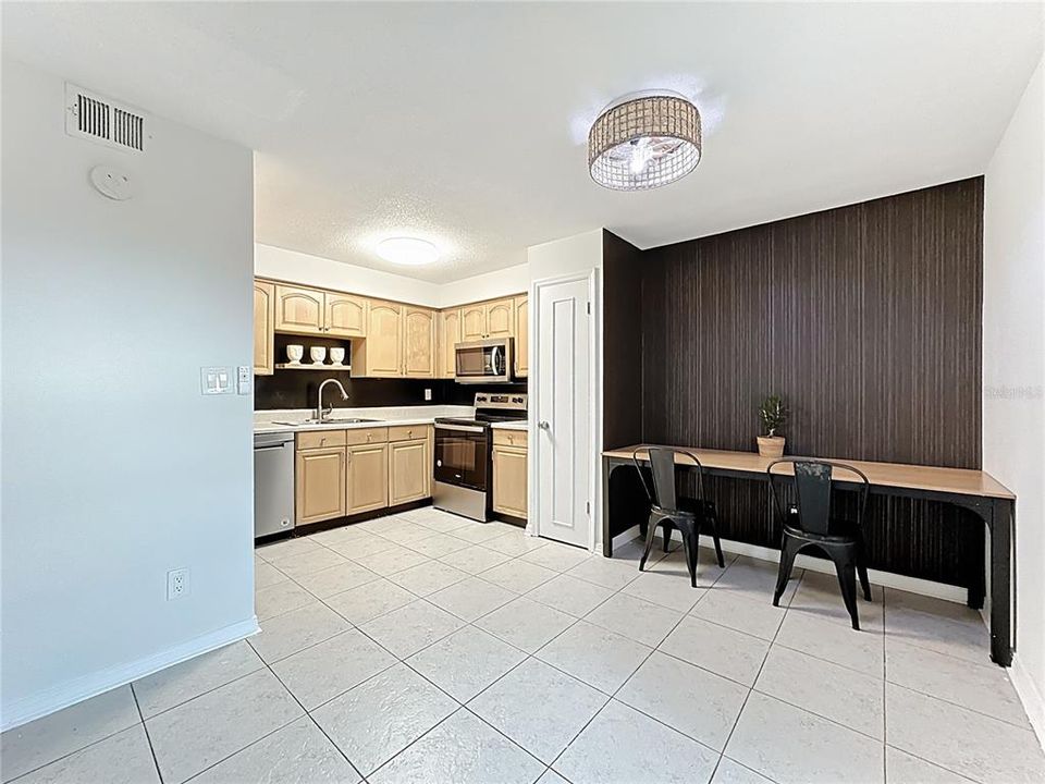 For Sale: $175,000 (2 beds, 1 baths, 891 Square Feet)