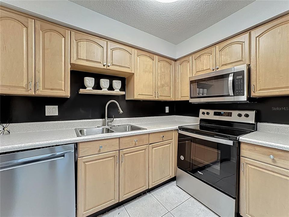 For Sale: $175,000 (2 beds, 1 baths, 891 Square Feet)