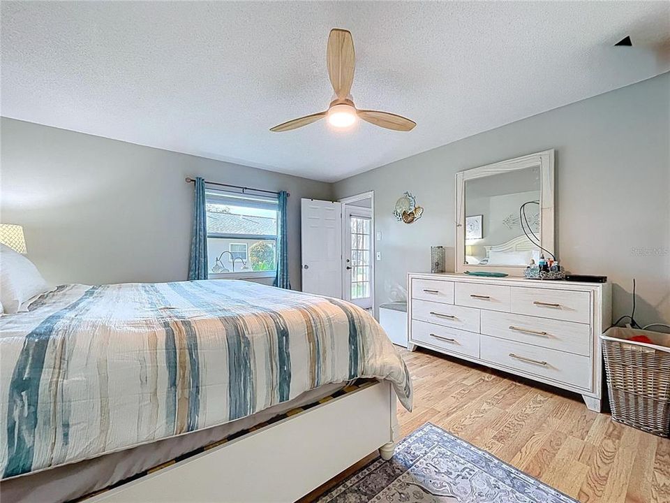 Под контрактом: $219,999 (2 спален, 2 ванн, 1135 Квадратных фут)