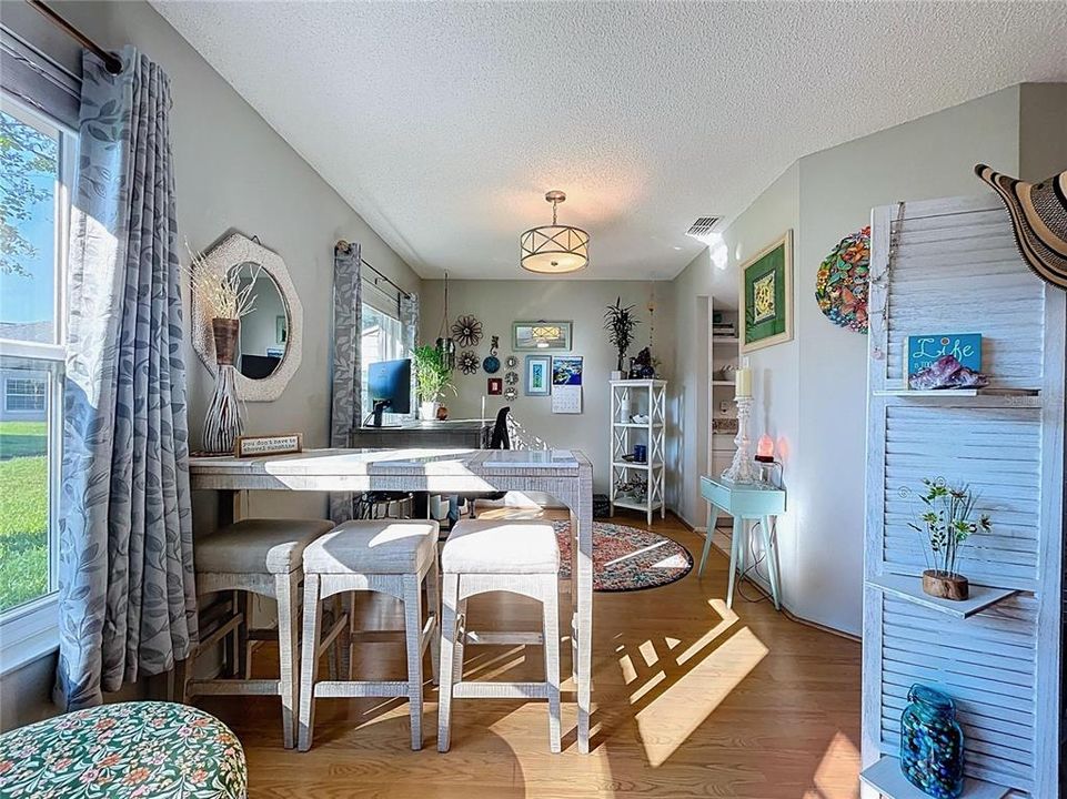 Под контрактом: $219,999 (2 спален, 2 ванн, 1135 Квадратных фут)