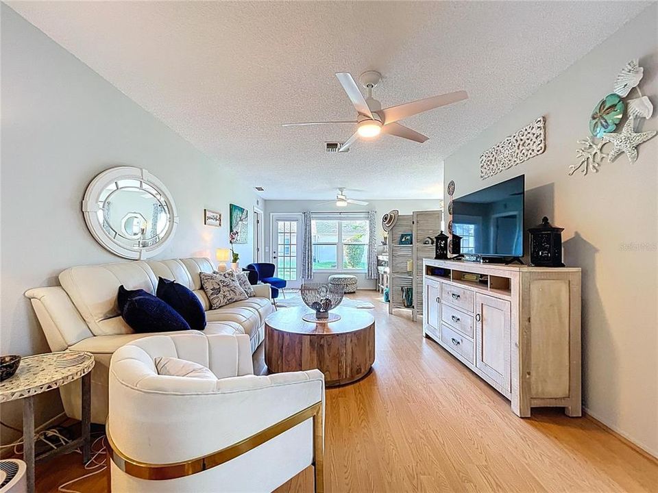 Под контрактом: $219,999 (2 спален, 2 ванн, 1135 Квадратных фут)