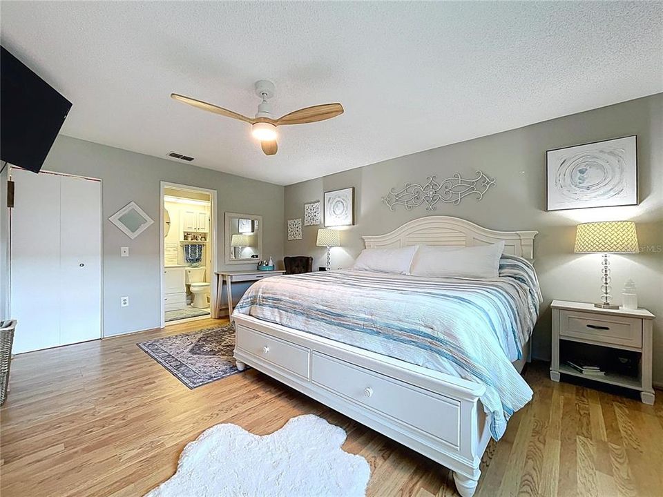 Под контрактом: $219,999 (2 спален, 2 ванн, 1135 Квадратных фут)