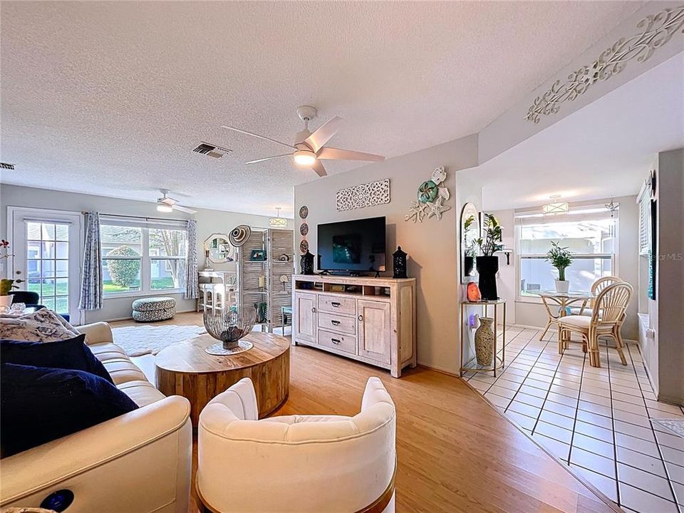 Под контрактом: $219,999 (2 спален, 2 ванн, 1135 Квадратных фут)