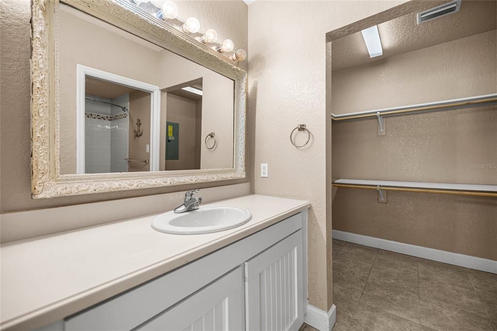 For Sale: $260,000 (3 beds, 2 baths, 1414 Square Feet)