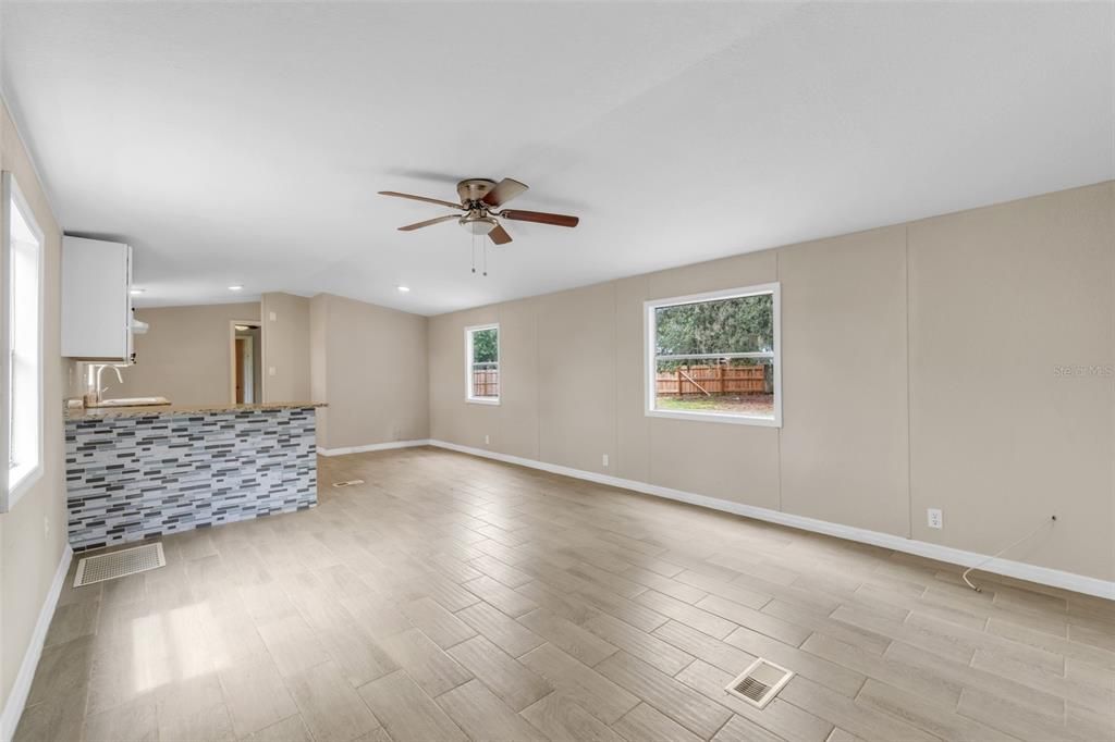 待售: $215,000 (3 贝兹, 2 浴室, 1008 平方英尺)