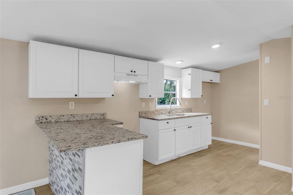 待售: $215,000 (3 贝兹, 2 浴室, 1008 平方英尺)