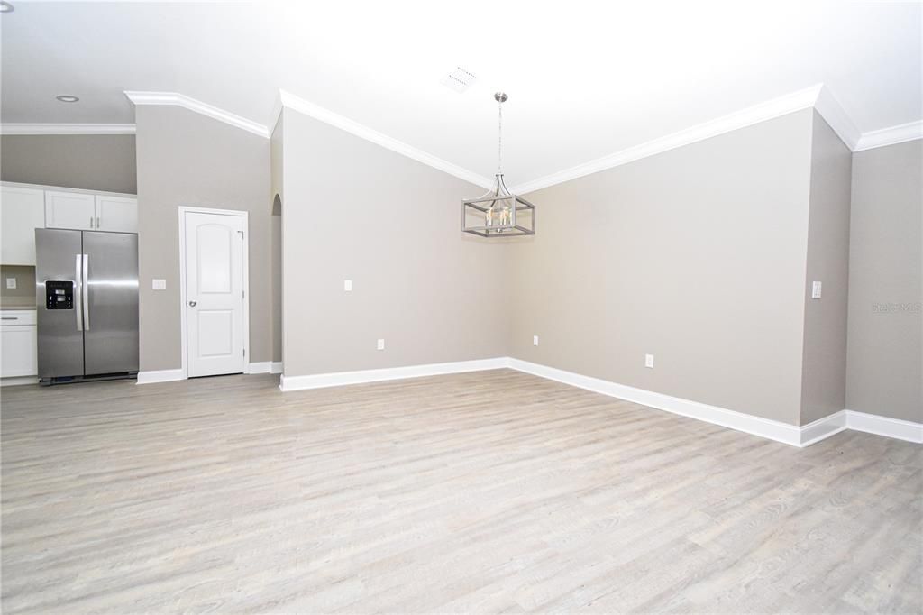 合同活跃: $550,000 (5 贝兹, 3 浴室, 2426 平方英尺)