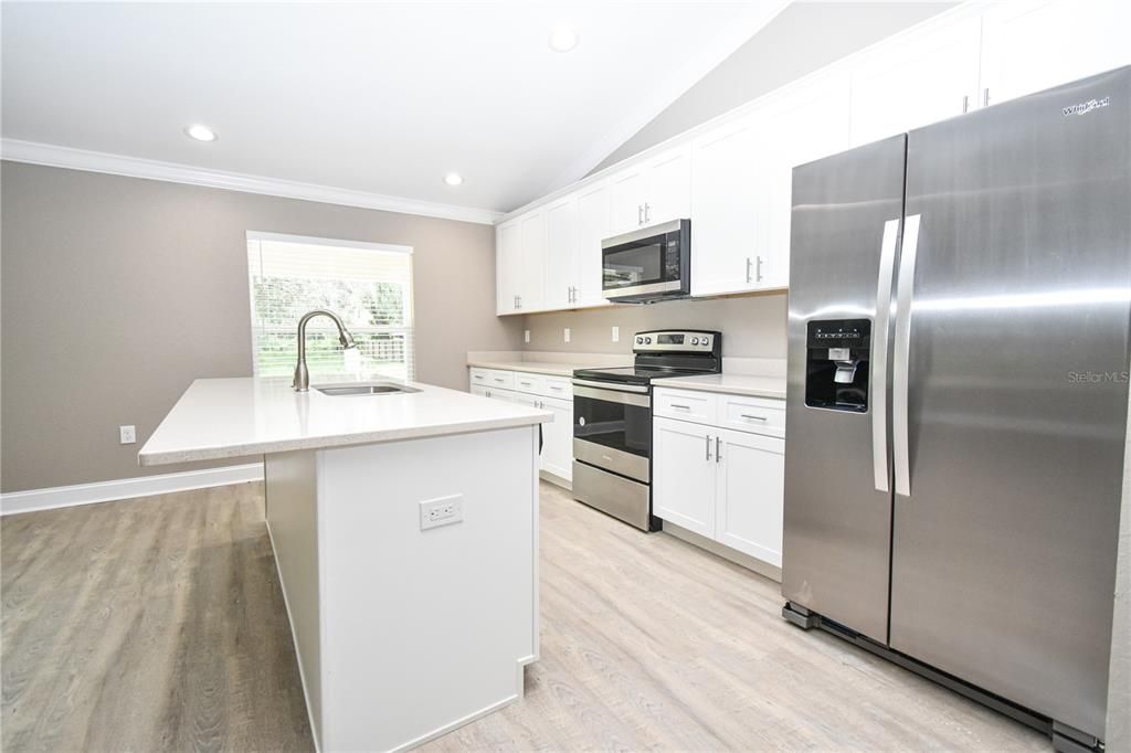 合同活跃: $550,000 (5 贝兹, 3 浴室, 2426 平方英尺)