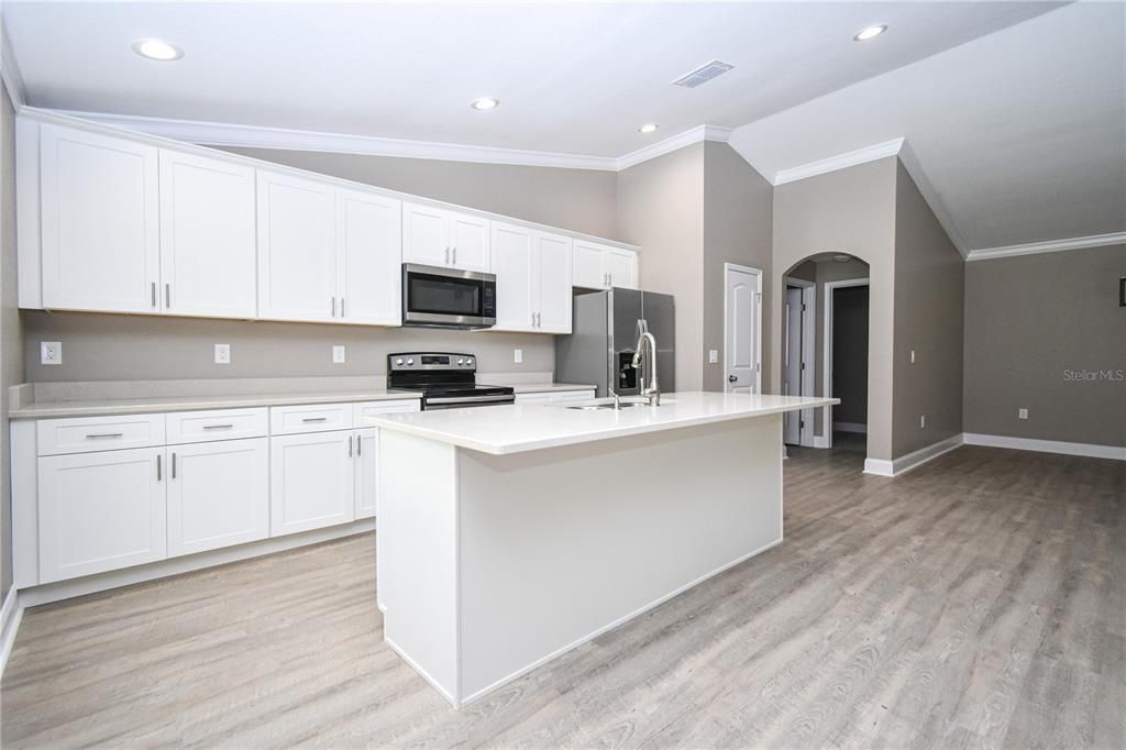 合同活跃: $550,000 (5 贝兹, 3 浴室, 2426 平方英尺)