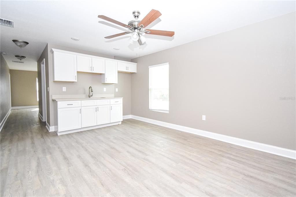 合同活跃: $550,000 (5 贝兹, 3 浴室, 2426 平方英尺)