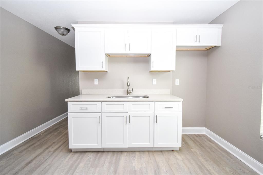 合同活跃: $550,000 (5 贝兹, 3 浴室, 2426 平方英尺)