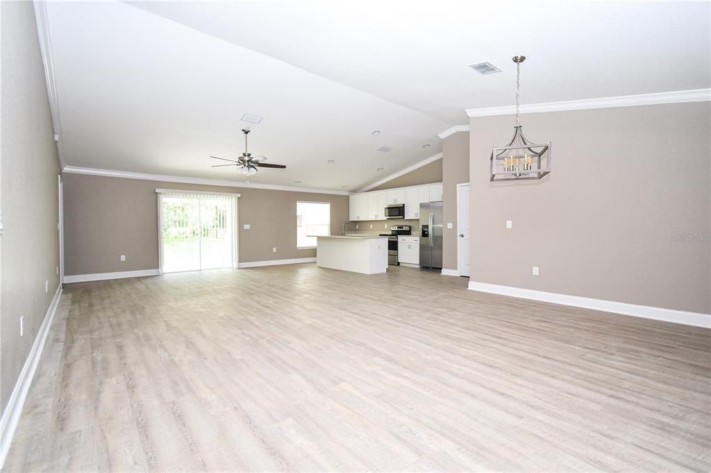 合同活跃: $550,000 (5 贝兹, 3 浴室, 2426 平方英尺)