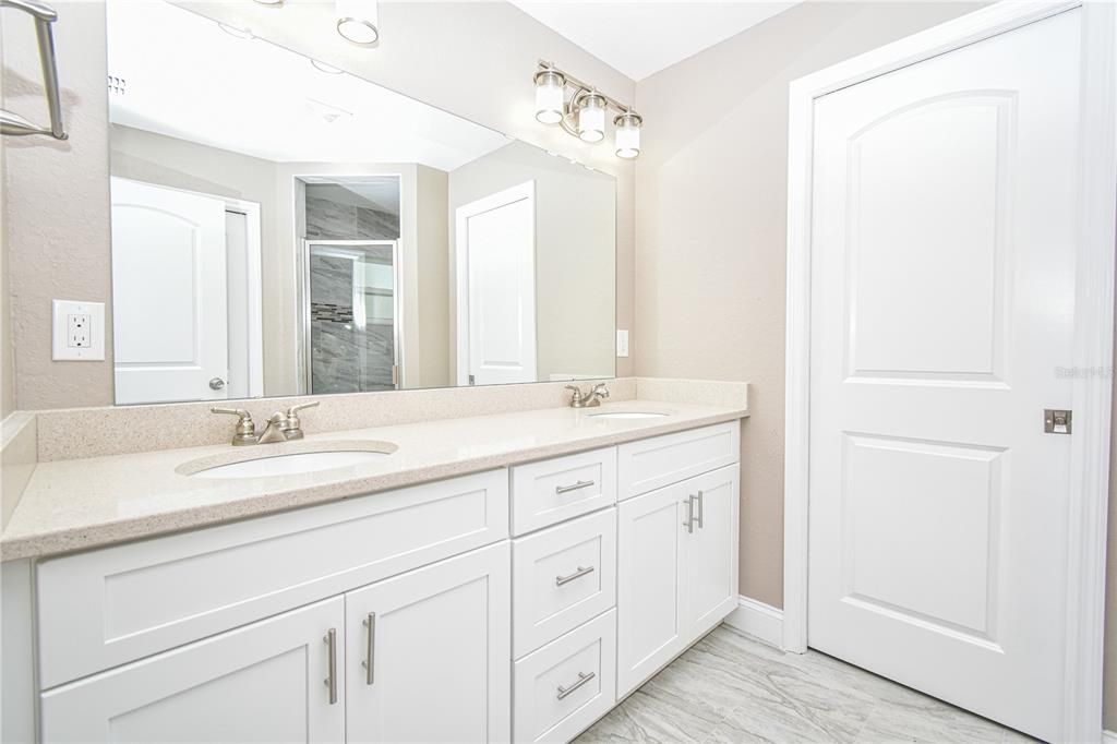 合同活跃: $550,000 (5 贝兹, 3 浴室, 2426 平方英尺)