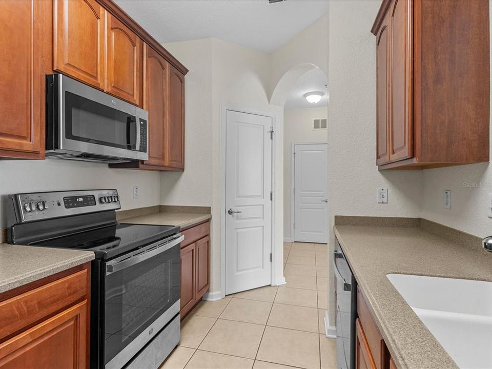 For Rent: $1,600 (3 beds, 2 baths, 1384 Square Feet)