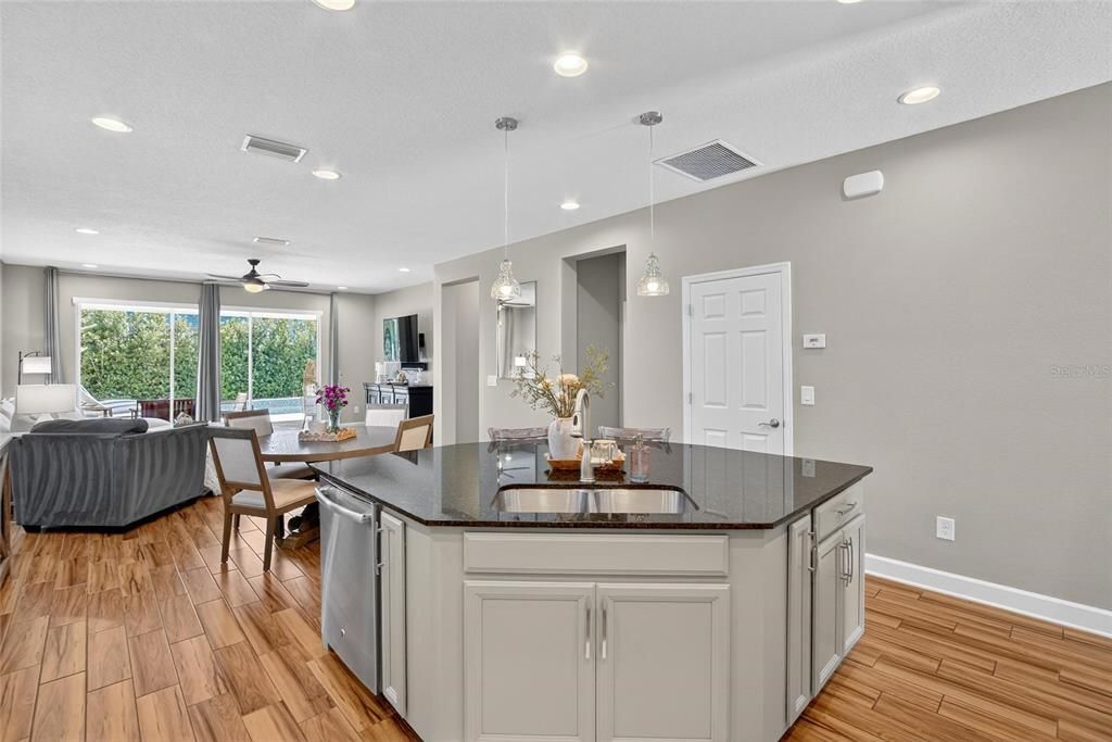 合同活跃: $635,000 (4 贝兹, 2 浴室, 2658 平方英尺)