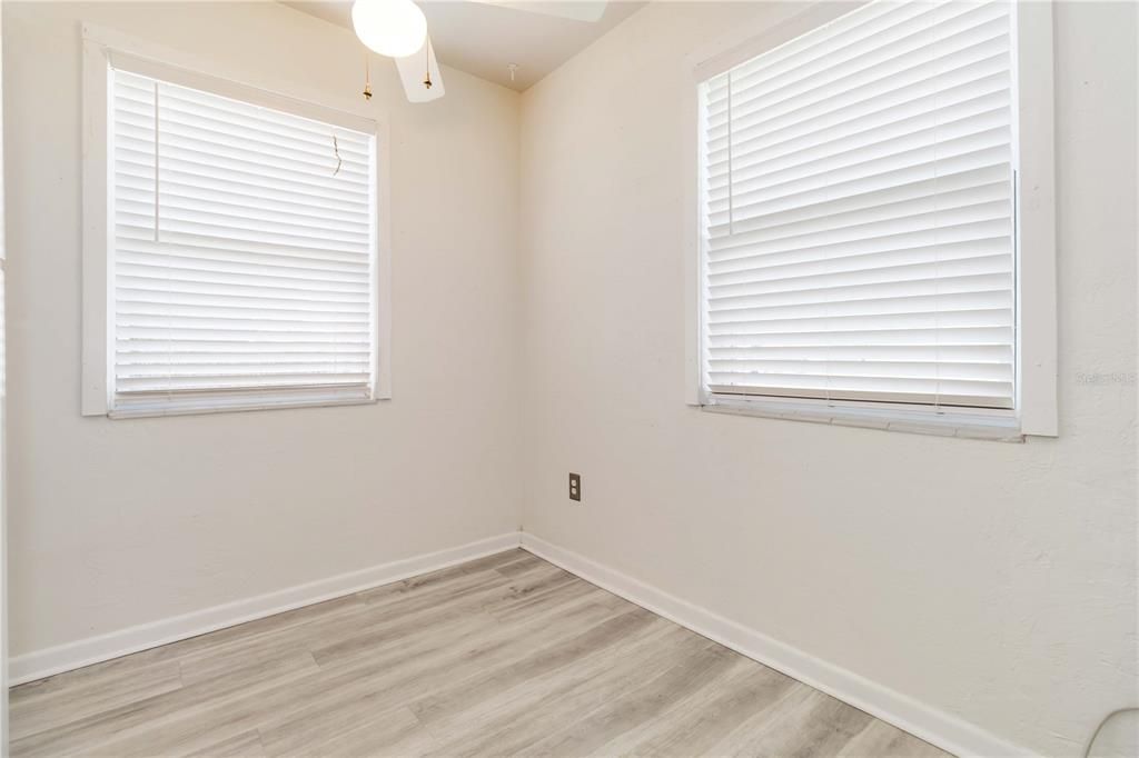 На продажу: $197,500 (2 спален, 1 ванн, 708 Квадратных фут)