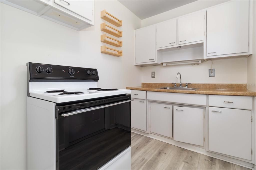 На продажу: $197,500 (2 спален, 1 ванн, 708 Квадратных фут)