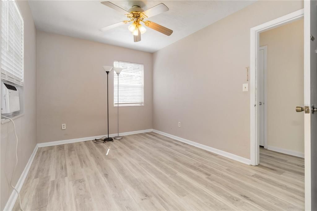 На продажу: $197,500 (2 спален, 1 ванн, 708 Квадратных фут)