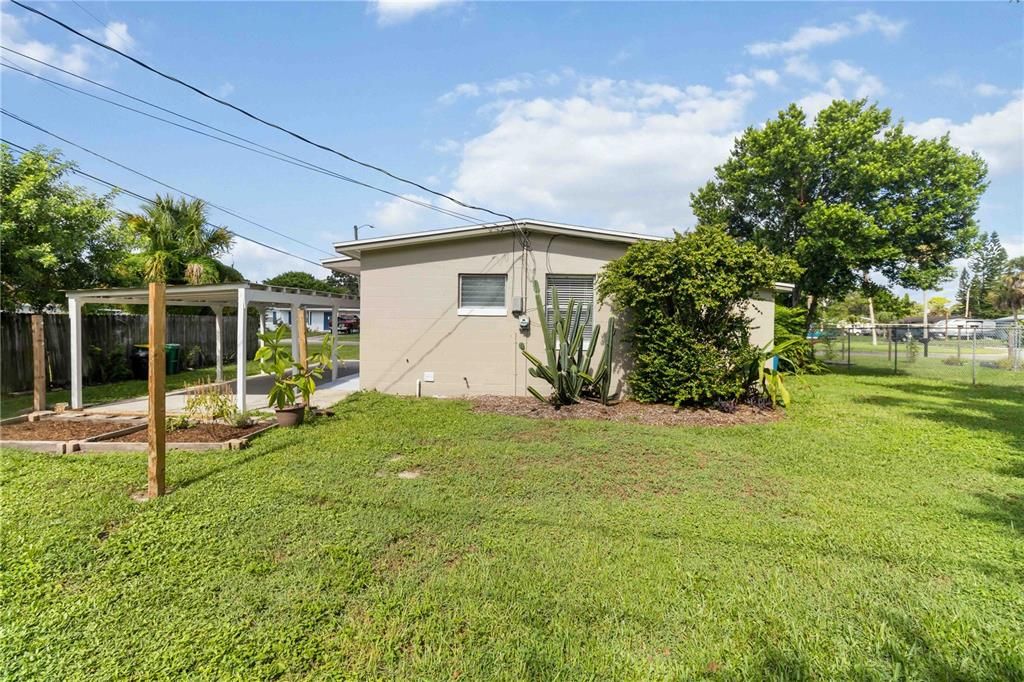 На продажу: $197,500 (2 спален, 1 ванн, 708 Квадратных фут)