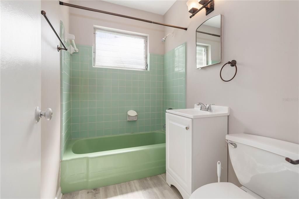 На продажу: $197,500 (2 спален, 1 ванн, 708 Квадратных фут)