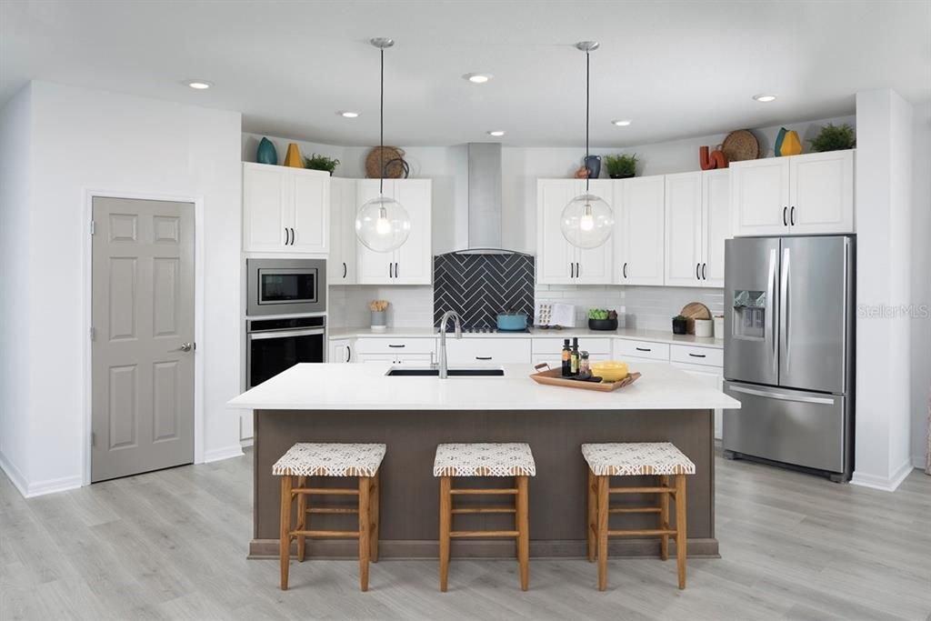 合同活跃: $649,990 (4 贝兹, 2 浴室, 2968 平方英尺)