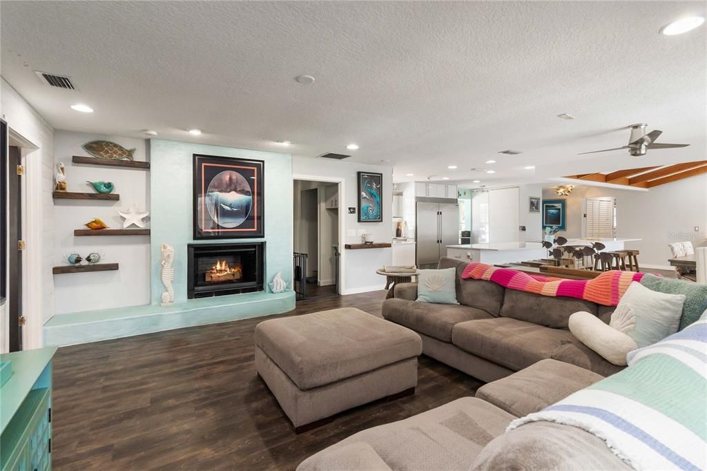 En Venta: $599,000 (3 camas, 3 baños, 2749 Pies cuadrados)