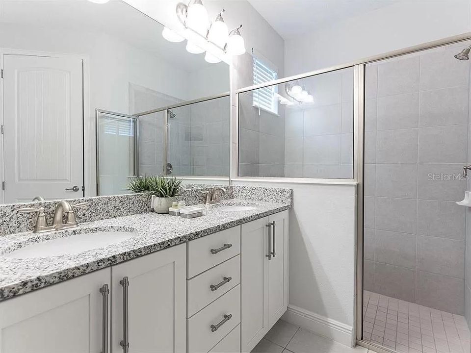 Activo con contrato: $640,000 (6 camas, 6 baños, 3317 Pies cuadrados)