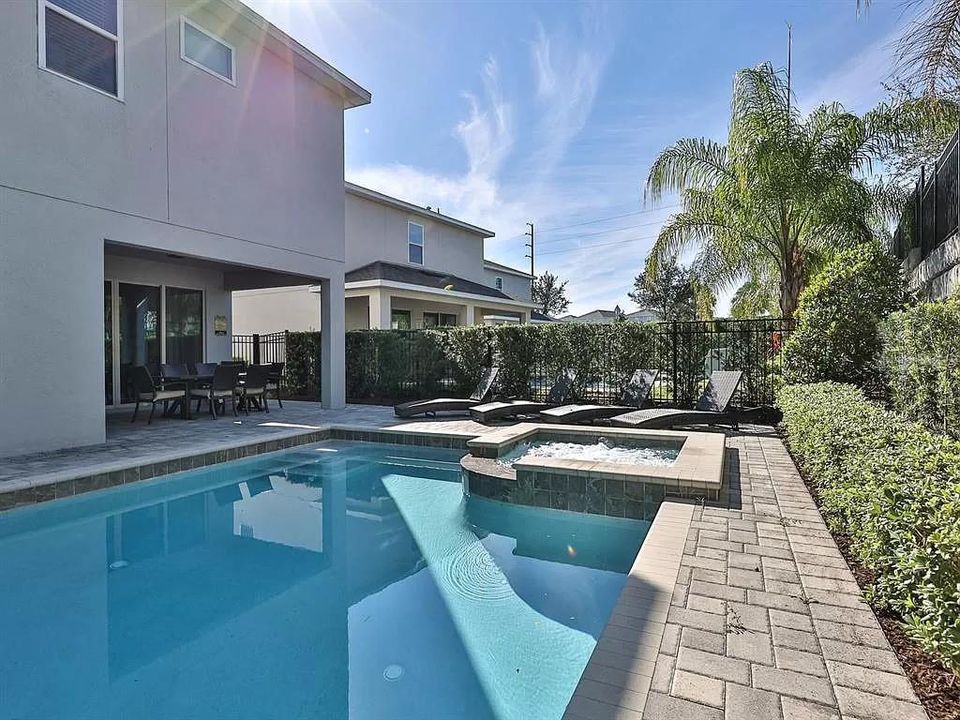 Activo con contrato: $640,000 (6 camas, 6 baños, 3317 Pies cuadrados)