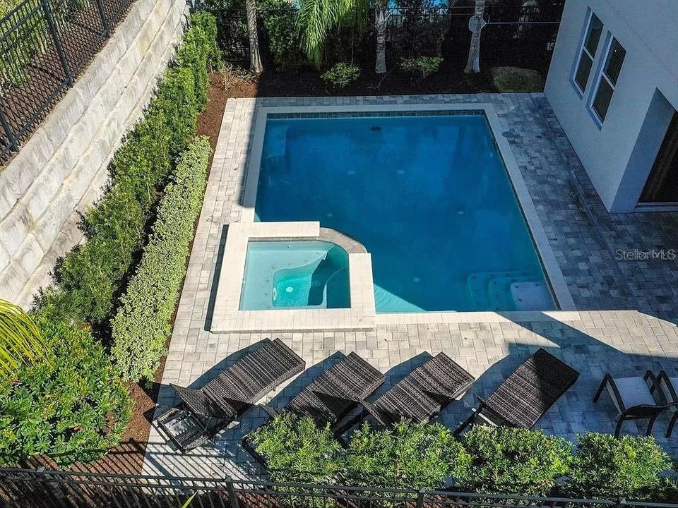 Activo con contrato: $640,000 (6 camas, 6 baños, 3317 Pies cuadrados)