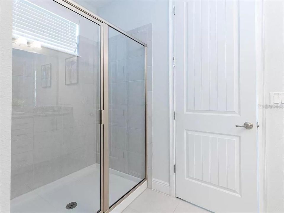 Activo con contrato: $640,000 (6 camas, 6 baños, 3317 Pies cuadrados)