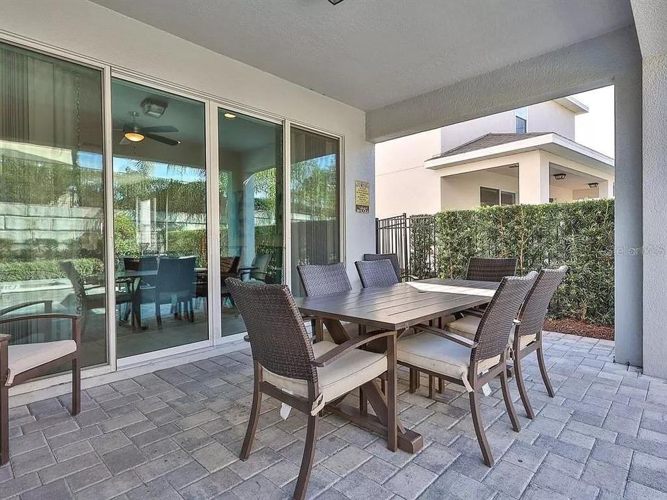 Activo con contrato: $640,000 (6 camas, 6 baños, 3317 Pies cuadrados)
